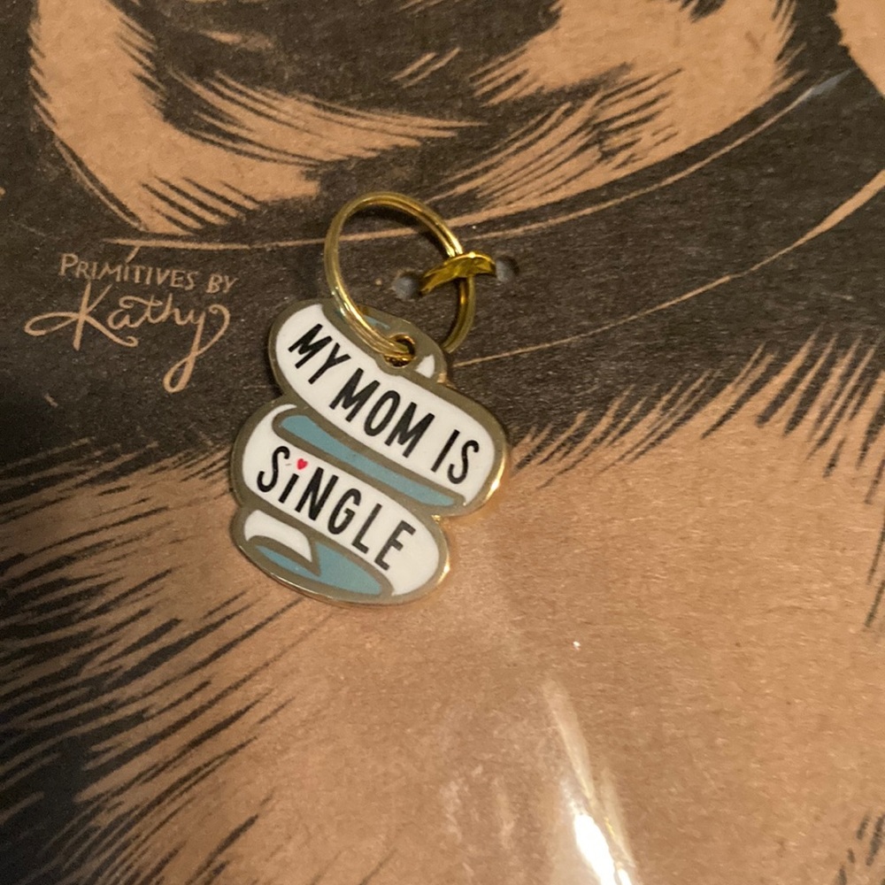 Pet charm “my mom is single”